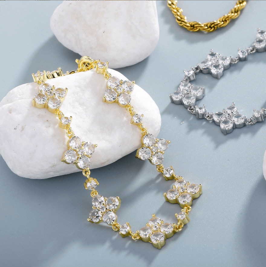 Bracelet Fleur en Zircon Étincelant – Élégance et Raffinement - 𝓑𝓲𝓳𝓸𝓾𝔁𝓒𝓪𝓮𝓵𝔂𝓼 - Collier - 𝓑𝓲𝓳𝓸𝓾𝔁𝓒𝓪𝓮𝓵𝔂𝓼 -