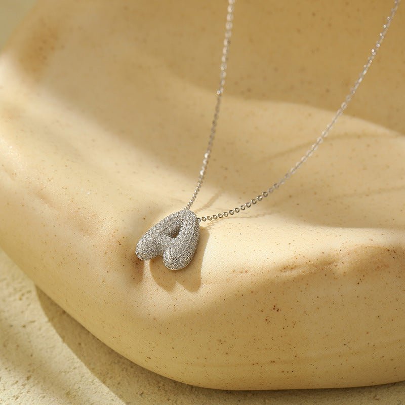 Collier Lettres Bubble en Acier Inoxydable – Élégance et Modernité - 𝓑𝓲𝓳𝓸𝓾𝔁𝓒𝓪𝓮𝓵𝔂𝓼 - Collier - 𝓑𝓲𝓳𝓸𝓾𝔁𝓒𝓪𝓮𝓵𝔂𝓼 -