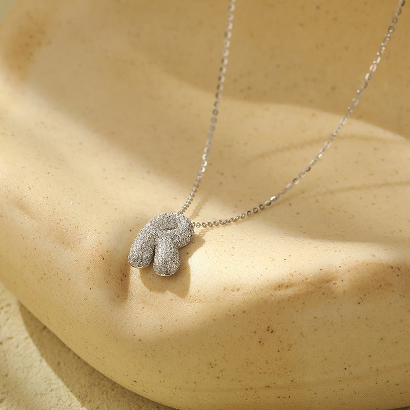 Collier Lettres Bubble en Acier Inoxydable – Élégance et Modernité - 𝓑𝓲𝓳𝓸𝓾𝔁𝓒𝓪𝓮𝓵𝔂𝓼 - Collier - 𝓑𝓲𝓳𝓸𝓾𝔁𝓒𝓪𝓮𝓵𝔂𝓼 -