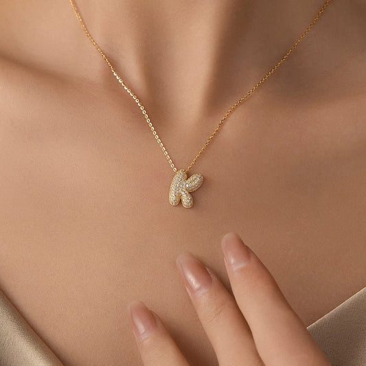 Collier Lettres Bubble en Acier Inoxydable – Élégance et Modernité - 𝓑𝓲𝓳𝓸𝓾𝔁𝓒𝓪𝓮𝓵𝔂𝓼 - Collier - 𝓑𝓲𝓳𝓸𝓾𝔁𝓒𝓪𝓮𝓵𝔂𝓼 -