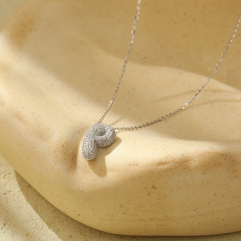 Collier Lettres Bubble en Acier Inoxydable – Élégance et Modernité - 𝓑𝓲𝓳𝓸𝓾𝔁𝓒𝓪𝓮𝓵𝔂𝓼 - Collier - 𝓑𝓲𝓳𝓸𝓾𝔁𝓒𝓪𝓮𝓵𝔂𝓼 -